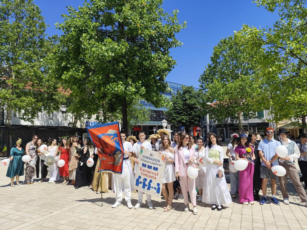 <p>U Nikšiću počeo IV „Karneval romana“ koji se održava pod sloganom „Otvoreni grad“ i traje do 3. juna</p>