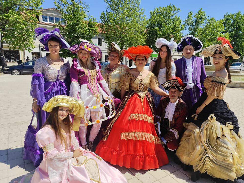 <p>U Nikšiću počeo IV „Karneval romana“ koji se održava pod sloganom „Otvoreni grad“ i traje do 3. juna</p>