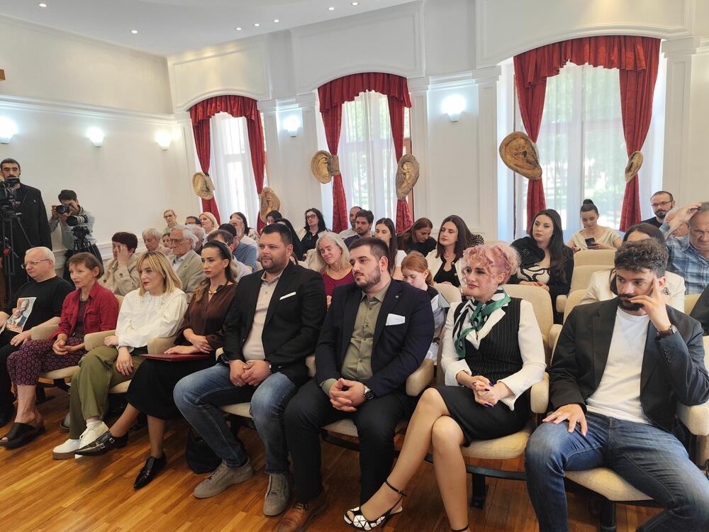 <p>U Nikšiću počeo IV „Karneval romana“ koji se održava pod sloganom „Otvoreni grad“ i traje do 3. juna</p>