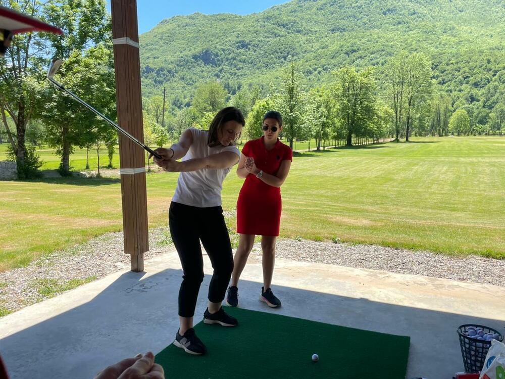 <p>Golf donosi privilegiju uživanja u prirodi, građenja prijateljstava i mogućnosti da „budemo ono što jesmo“, kazala je Radmila Mikić Anđus iz Golf saveza Crne Gore</p>