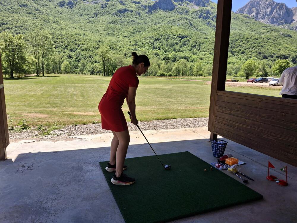 <p>Golf donosi privilegiju uživanja u prirodi, građenja prijateljstava i mogućnosti da „budemo ono što jesmo“, kazala je Radmila Mikić Anđus iz Golf saveza Crne Gore</p>