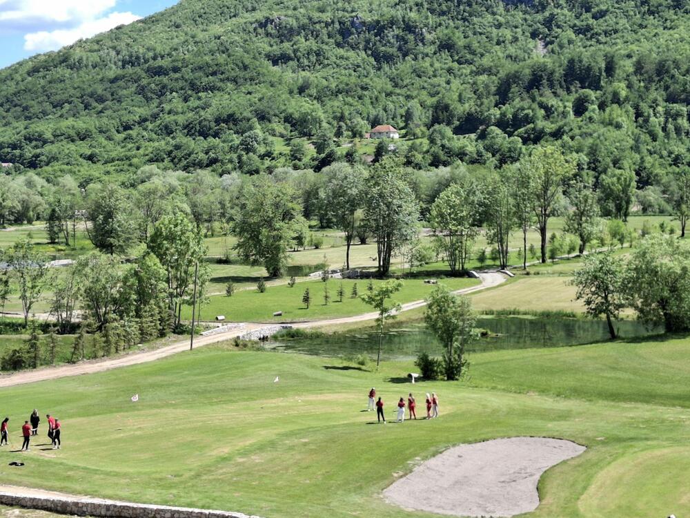 <p>Golf donosi privilegiju uživanja u prirodi, građenja prijateljstava i mogućnosti da „budemo ono što jesmo“, kazala je Radmila Mikić Anđus iz Golf saveza Crne Gore</p>
