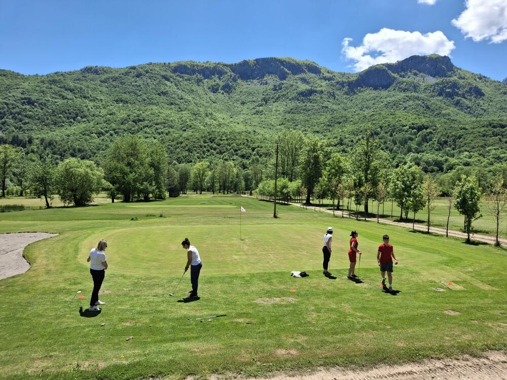 <p>Golf donosi privilegiju uživanja u prirodi, građenja prijateljstava i mogućnosti da „budemo ono što jesmo“, kazala je Radmila Mikić Anđus iz Golf saveza Crne Gore</p>