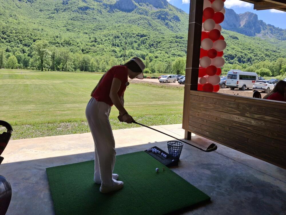 <p>Golf donosi privilegiju uživanja u prirodi, građenja prijateljstava i mogućnosti da „budemo ono što jesmo“, kazala je Radmila Mikić Anđus iz Golf saveza Crne Gore</p>