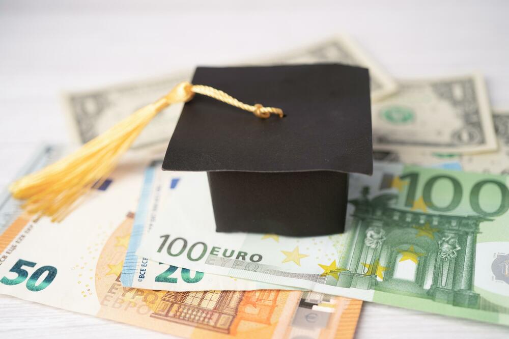Procjenjuje se da u Crnoj Gori ima 25.000 lažnih diploma (ilustracija), Foto: Shutterstock