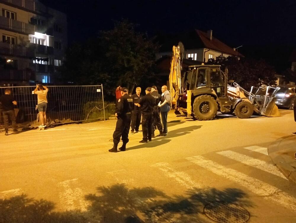 <p>"Lokalna uprava i pored višemjesečnog protivljenja stanara Omladinske ulice i III Sandžačke brigade, odlučila je da u večerinjim satima na silu, na prepad otvori gradilište, dok su stanari bili na informativnom razgovoru u policiji", kazao je jedan od stanara Rade Potpara</p>