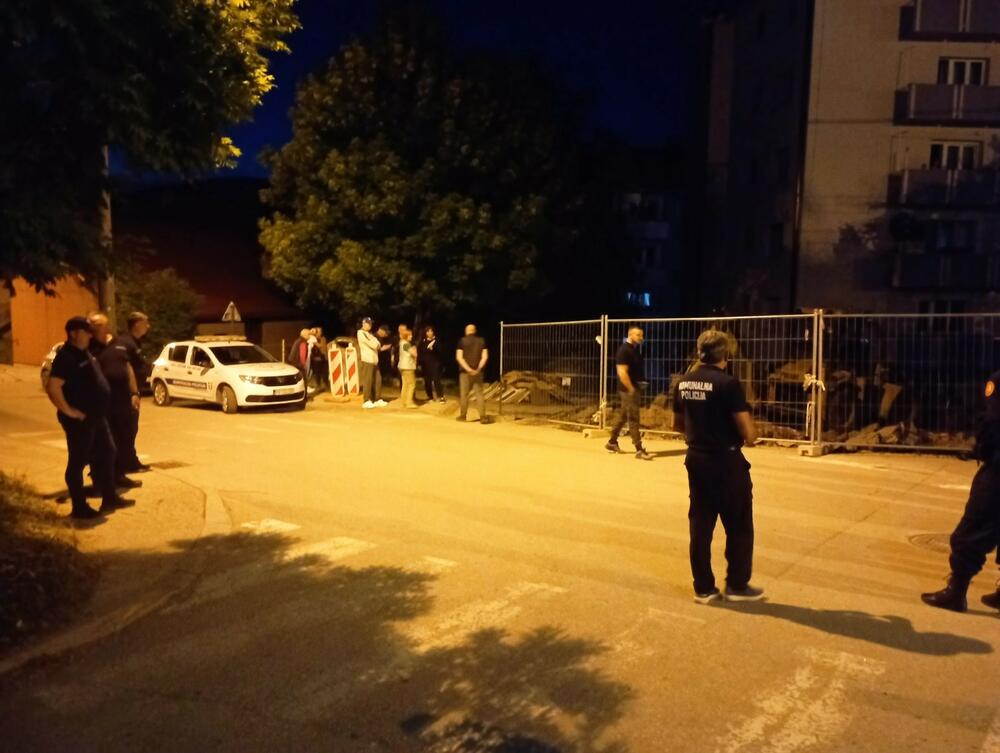 <p>"Lokalna uprava i pored višemjesečnog protivljenja stanara Omladinske ulice i III Sandžačke brigade, odlučila je da u večerinjim satima na silu, na prepad otvori gradilište, dok su stanari bili na informativnom razgovoru u policiji", kazao je jedan od stanara Rade Potpara</p>