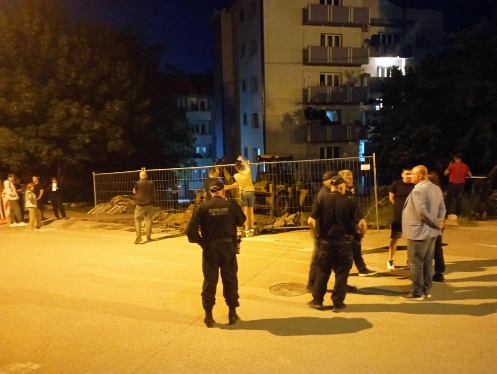 <p>"Lokalna uprava i pored višemjesečnog protivljenja stanara Omladinske ulice i III Sandžačke brigade, odlučila je da u večerinjim satima na silu, na prepad otvori gradilište, dok su stanari bili na informativnom razgovoru u policiji", kazao je jedan od stanara Rade Potpara</p>