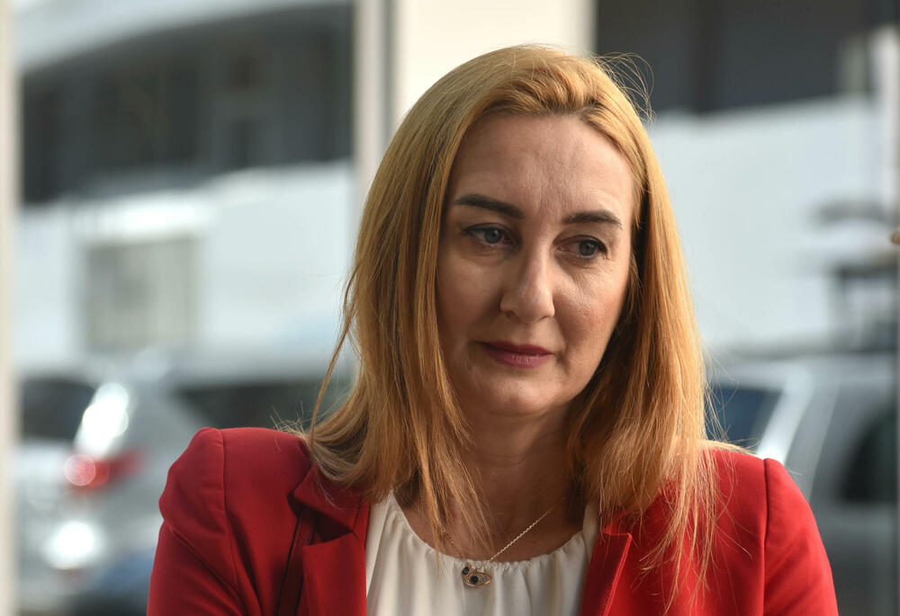 <p>Prema informacijama "Vijesti", Perović se navodno još jednom vraćala u ASK, nakon što je jutros već jednom pokušala da uđe, ali u tom nije uspjela. Advokat bivše direktorice Nikola Martinović najavio da će nastaviti da se vraćaju u tu instituciju, ali od devet časova, jer je njegovo "radno vrijeme od devet"</p>