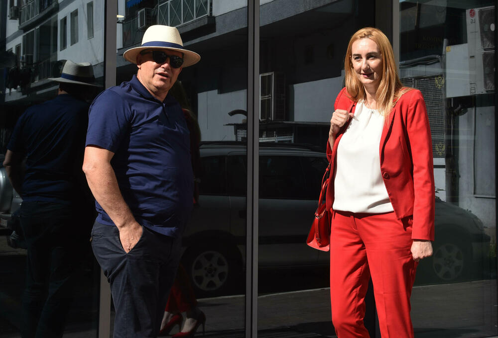 <p>Prema informacijama "Vijesti", Perović se navodno još jednom vraćala u ASK, nakon što je jutros već jednom pokušala da uđe, ali u tom nije uspjela. Advokat bivše direktorice Nikola Martinović najavio da će nastaviti da se vraćaju u tu instituciju, ali od devet časova, jer je njegovo "radno vrijeme od devet"</p>