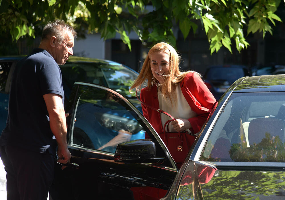 <p>Prema informacijama "Vijesti", Perović se navodno još jednom vraćala u ASK, nakon što je jutros već jednom pokušala da uđe, ali u tom nije uspjela. Advokat bivše direktorice Nikola Martinović najavio da će nastaviti da se vraćaju u tu instituciju, ali od devet časova, jer je njegovo "radno vrijeme od devet"</p>