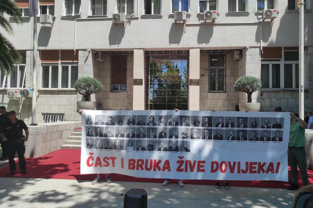 Sa performansa ispred parlamenta, Foto: Mirko Kotlaš