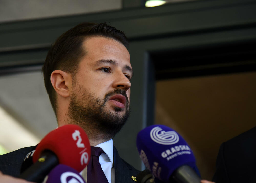 Slovaška pošilja helikopter in posadko v Črno goro za pomoč pri gašenju požarov