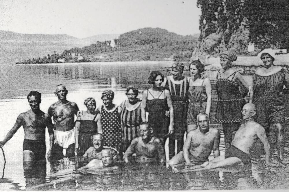 Gosti hotela “Plaža Zelenika” iz 1924. godine - Foto: "Studija o negativnom uticaju rasutih zagađivača" Lj. Radoičića (ustupljeno iz privatne arhive porodice Č. Mađara)