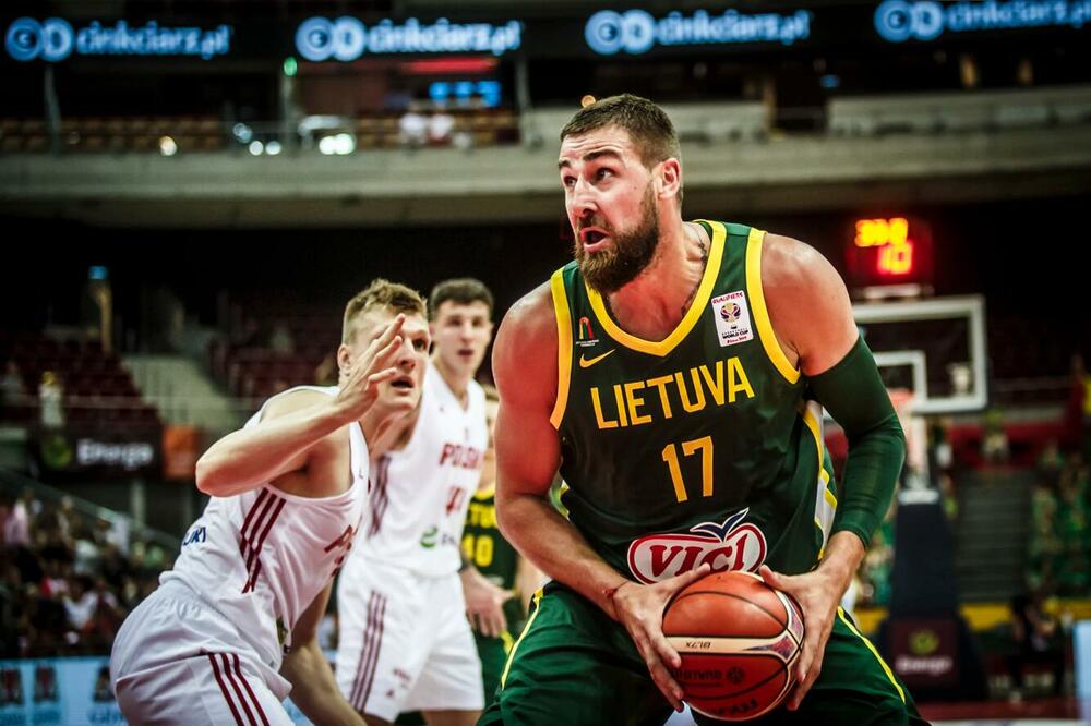 Valančijunas treba da bude velika pomoć Jokiću, Foto: FIBA