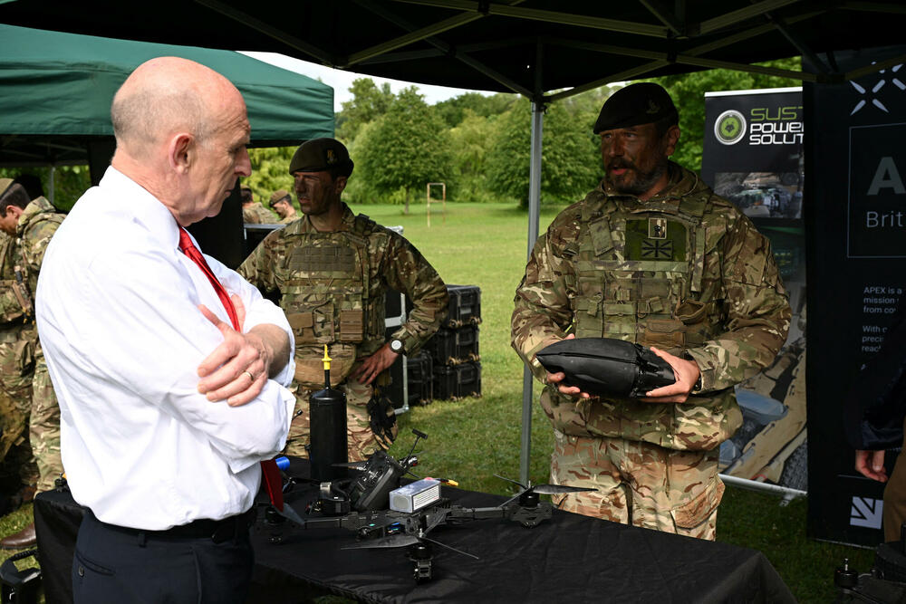  Hili razgleda borbenu bespilotnu letelicu Xdown tokom posete Centru za kopneno ratovanje u garnizonu Vormenster, grofovija Viltšir, Britanija