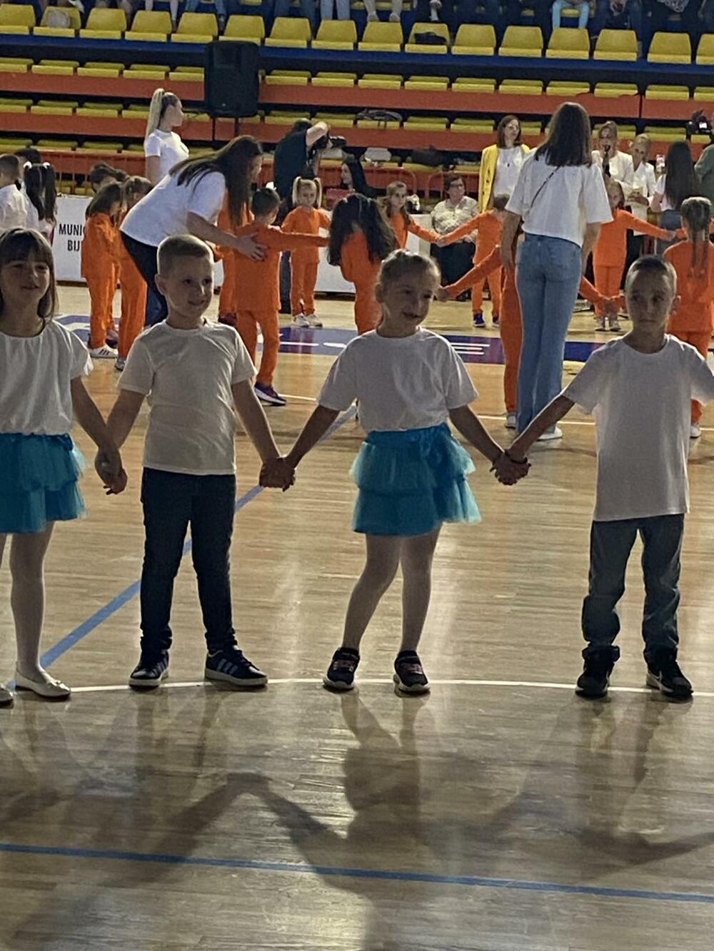 <p>Brojnoj publici prestavili su se mališani svih područnih odjeljenja a kako je, otvarajući manifestaciju kazala direktorica JPU "Dušo Basekić" Dijana Kovačević današnji ples je veliki i značajan trenutak svakog predškolskog djeteta, jer završavaju jednu malu-veliku školu</p>
