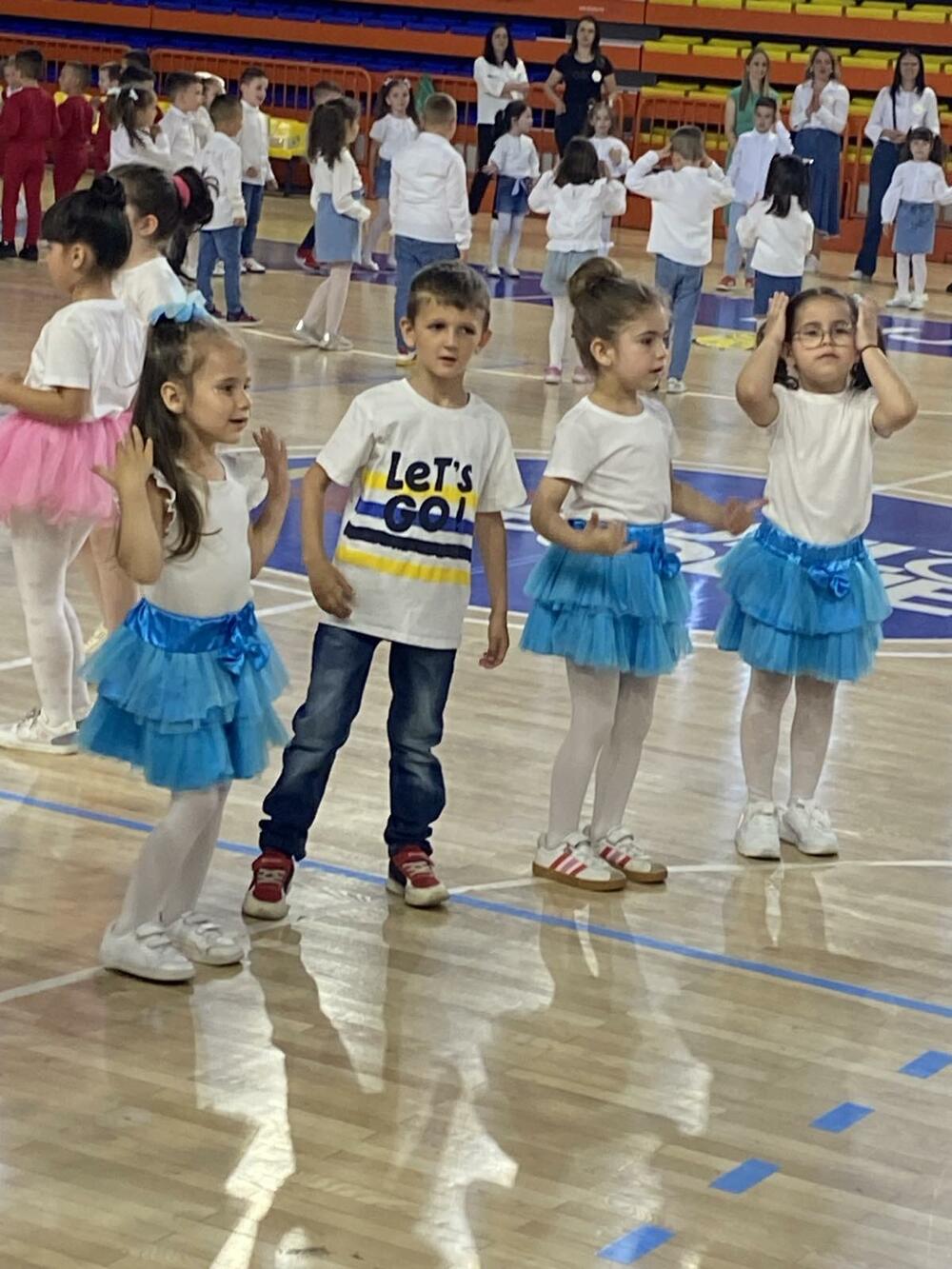 <p>Brojnoj publici prestavili su se mališani svih područnih odjeljenja a kako je, otvarajući manifestaciju kazala direktorica JPU "Dušo Basekić" Dijana Kovačević današnji ples je veliki i značajan trenutak svakog predškolskog djeteta, jer završavaju jednu malu-veliku školu</p>