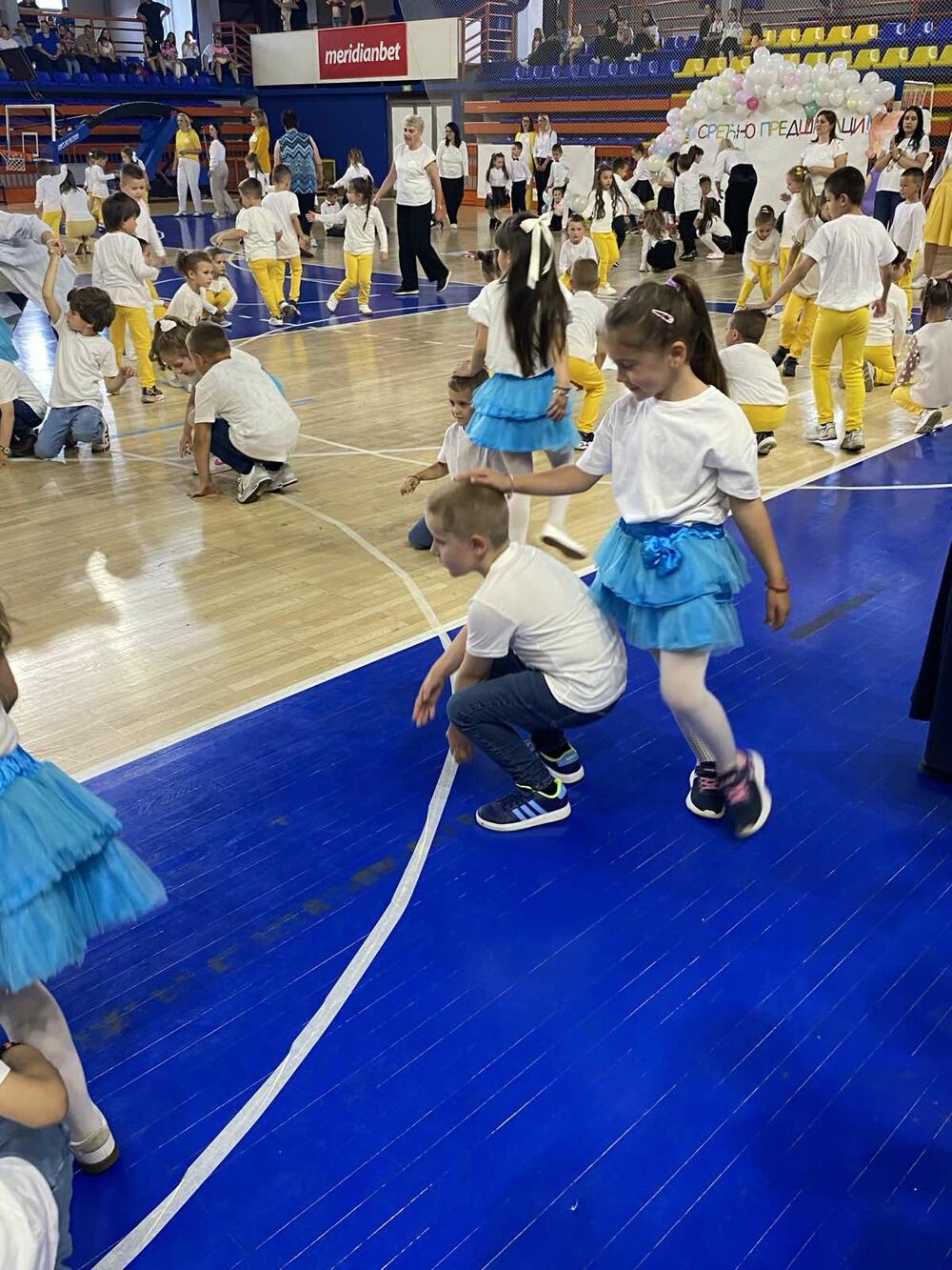 <p>Brojnoj publici prestavili su se mališani svih područnih odjeljenja a kako je, otvarajući manifestaciju kazala direktorica JPU "Dušo Basekić" Dijana Kovačević današnji ples je veliki i značajan trenutak svakog predškolskog djeteta, jer završavaju jednu malu-veliku školu</p>