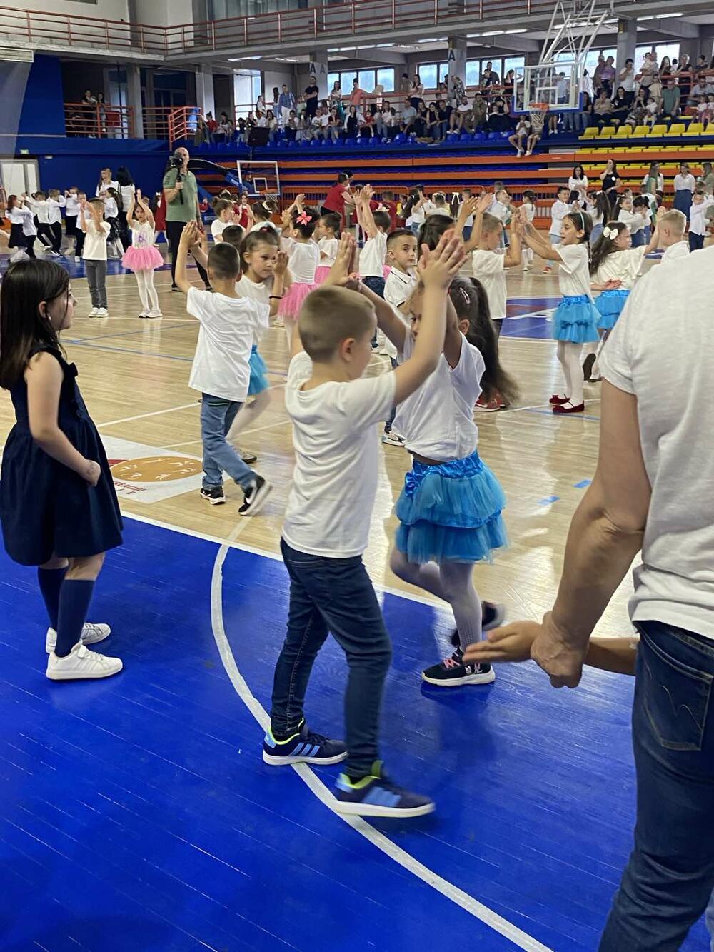 <p>Brojnoj publici prestavili su se mališani svih područnih odjeljenja a kako je, otvarajući manifestaciju kazala direktorica JPU "Dušo Basekić" Dijana Kovačević današnji ples je veliki i značajan trenutak svakog predškolskog djeteta, jer završavaju jednu malu-veliku školu</p>