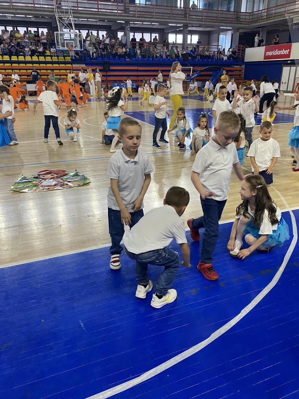 <p>Brojnoj publici prestavili su se mališani svih područnih odjeljenja a kako je, otvarajući manifestaciju kazala direktorica JPU "Dušo Basekić" Dijana Kovačević današnji ples je veliki i značajan trenutak svakog predškolskog djeteta, jer završavaju jednu malu-veliku školu</p>