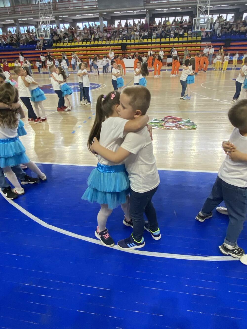 <p>Brojnoj publici prestavili su se mališani svih područnih odjeljenja a kako je, otvarajući manifestaciju kazala direktorica JPU "Dušo Basekić" Dijana Kovačević današnji ples je veliki i značajan trenutak svakog predškolskog djeteta, jer završavaju jednu malu-veliku školu</p>