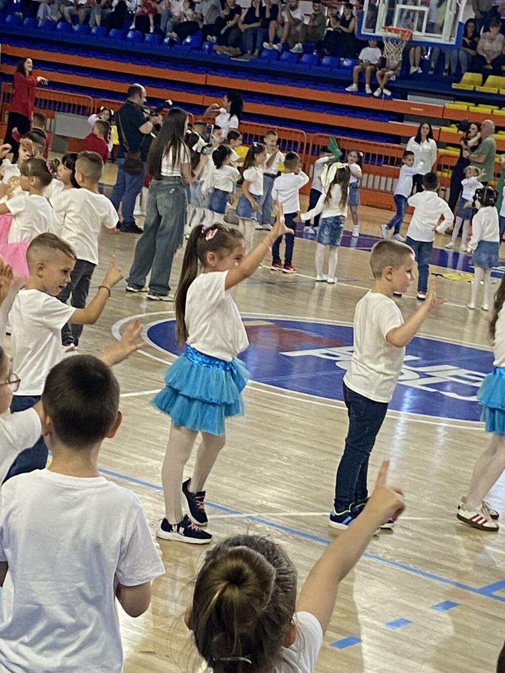 <p>Brojnoj publici prestavili su se mališani svih područnih odjeljenja a kako je, otvarajući manifestaciju kazala direktorica JPU "Dušo Basekić" Dijana Kovačević današnji ples je veliki i značajan trenutak svakog predškolskog djeteta, jer završavaju jednu malu-veliku školu</p>