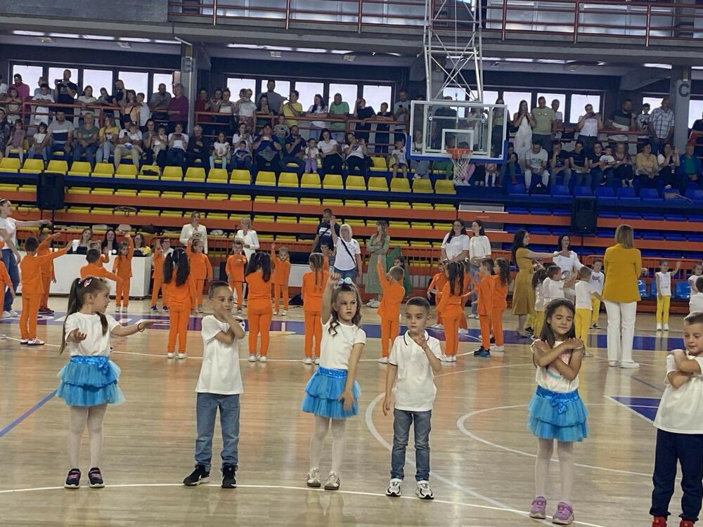 <p>Brojnoj publici prestavili su se mališani svih područnih odjeljenja a kako je, otvarajući manifestaciju kazala direktorica JPU "Dušo Basekić" Dijana Kovačević današnji ples je veliki i značajan trenutak svakog predškolskog djeteta, jer završavaju jednu malu-veliku školu</p>