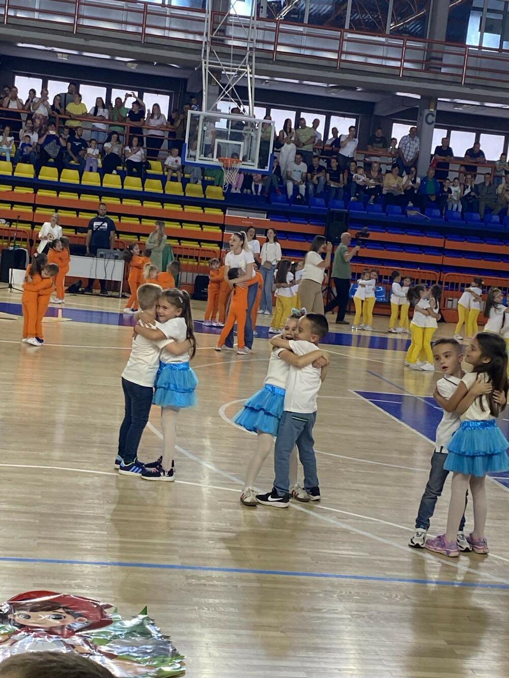 <p>Brojnoj publici prestavili su se mališani svih područnih odjeljenja a kako je, otvarajući manifestaciju kazala direktorica JPU "Dušo Basekić" Dijana Kovačević današnji ples je veliki i značajan trenutak svakog predškolskog djeteta, jer završavaju jednu malu-veliku školu</p>