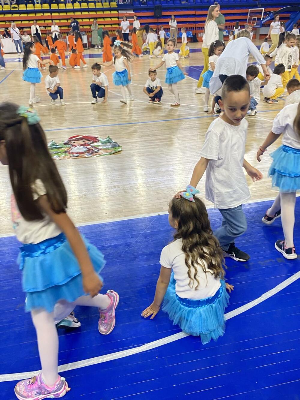 <p>Brojnoj publici prestavili su se mališani svih područnih odjeljenja a kako je, otvarajući manifestaciju kazala direktorica JPU "Dušo Basekić" Dijana Kovačević današnji ples je veliki i značajan trenutak svakog predškolskog djeteta, jer završavaju jednu malu-veliku školu</p>