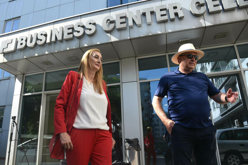 Ni juče nijesu stigli do kabineta direktora: Jelena Perović i Nikola Martinović, Foto: Boris Pejović