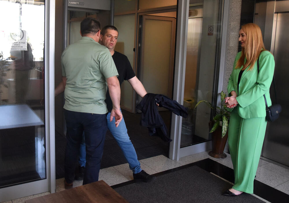 <p>“Vaša klijentkinja je pod lupom SDT-a, a ne mi…”, izjavio je savjetnik u kabinetu direktora Bulat Bulatović, dodajući da nigdje ne piše da Perović treba da se vrati na posao.</p>