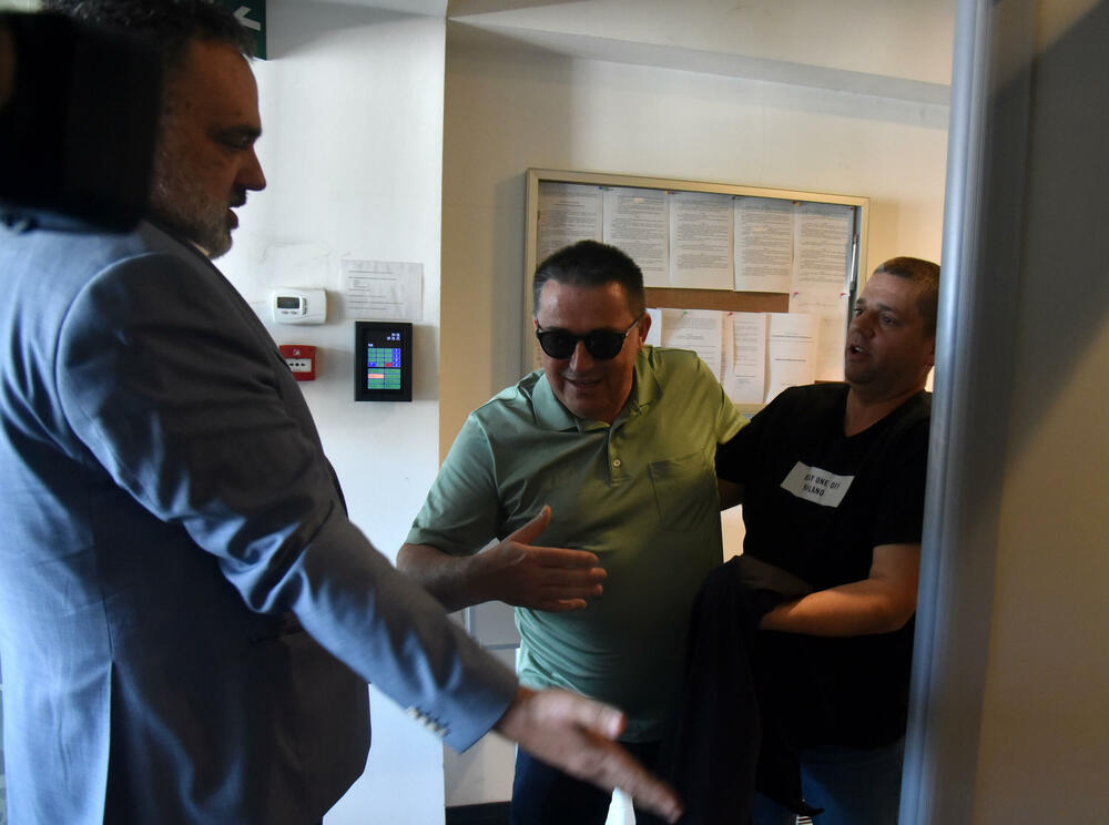 <p>“Vaša klijentkinja je pod lupom SDT-a, a ne mi…”, izjavio je savjetnik u kabinetu direktora Bulat Bulatović, dodajući da nigdje ne piše da Perović treba da se vrati na posao.</p>