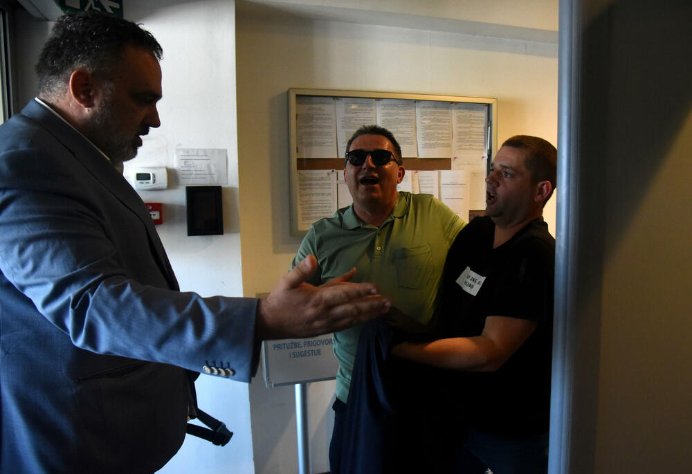 <p>“Vaša klijentkinja je pod lupom SDT-a, a ne mi…”, izjavio je savjetnik u kabinetu direktora Bulat Bulatović, dodajući da nigdje ne piše da Perović treba da se vrati na posao.</p>