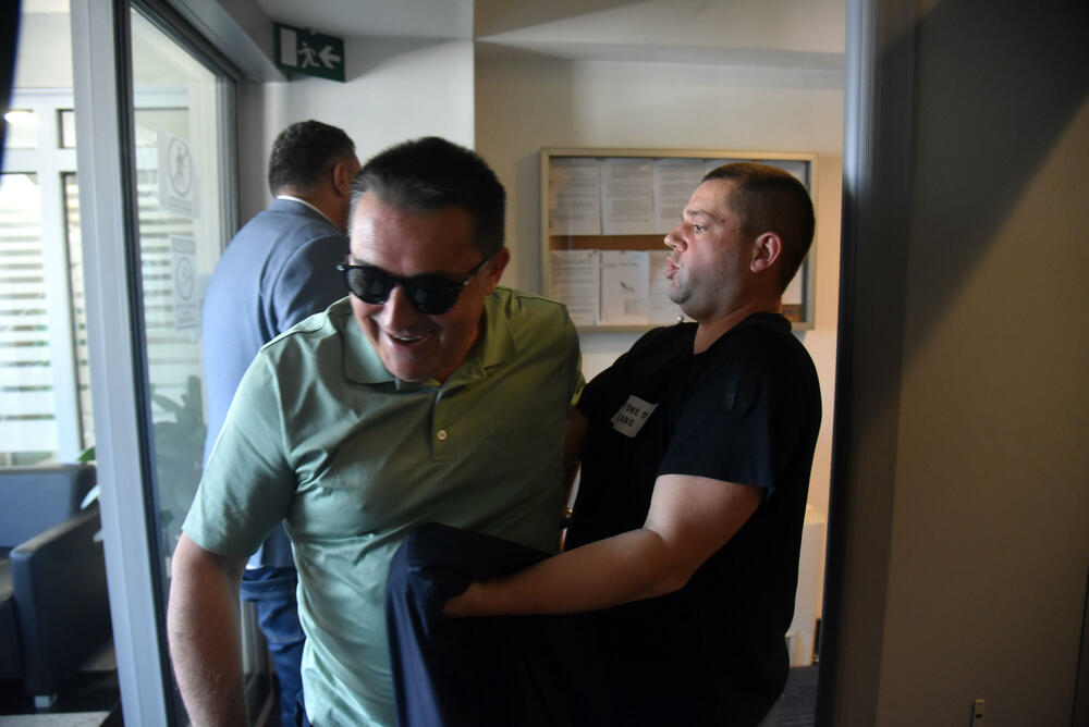 <p>“Vaša klijentkinja je pod lupom SDT-a, a ne mi…”, izjavio je savjetnik u kabinetu direktora Bulat Bulatović, dodajući da nigdje ne piše da Perović treba da se vrati na posao.</p>