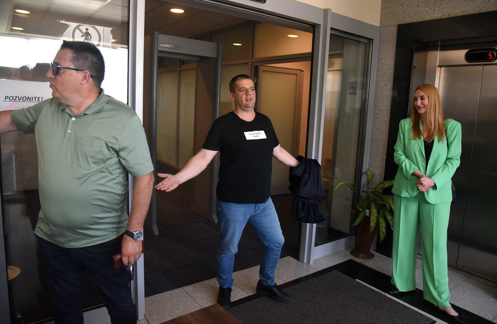 <p>“Vaša klijentkinja je pod lupom SDT-a, a ne mi…”, izjavio je savjetnik u kabinetu direktora Bulat Bulatović, dodajući da nigdje ne piše da Perović treba da se vrati na posao.</p>