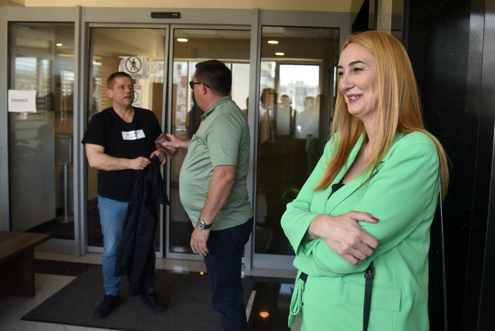 <p>“Vaša klijentkinja je pod lupom SDT-a, a ne mi…”, izjavio je savjetnik u kabinetu direktora Bulat Bulatović, dodajući da nigdje ne piše da Perović treba da se vrati na posao.</p>