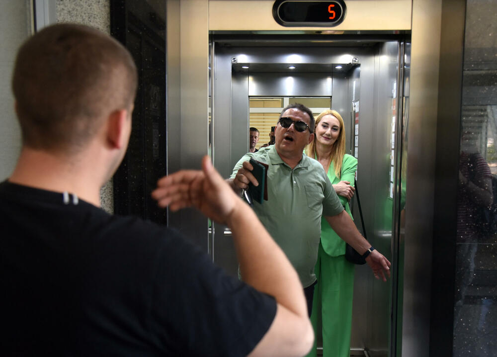 <p>“Vaša klijentkinja je pod lupom SDT-a, a ne mi…”, izjavio je savjetnik u kabinetu direktora Bulat Bulatović, dodajući da nigdje ne piše da Perović treba da se vrati na posao.</p>