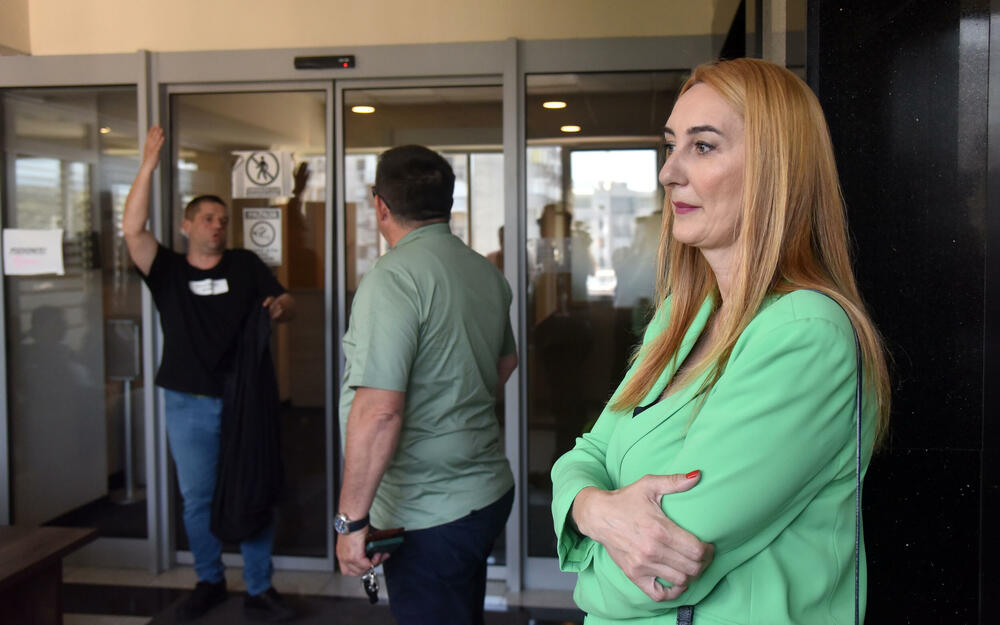 <p>“Vaša klijentkinja je pod lupom SDT-a, a ne mi…”, izjavio je savjetnik u kabinetu direktora Bulat Bulatović, dodajući da nigdje ne piše da Perović treba da se vrati na posao.</p>