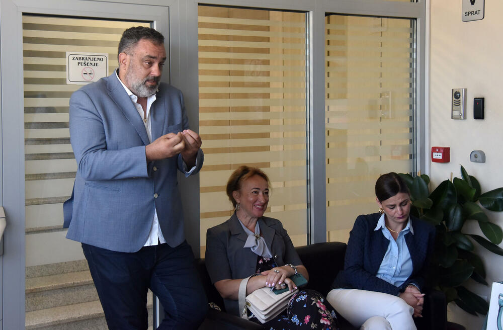 <p>“Vaša klijentkinja je pod lupom SDT-a, a ne mi…”, izjavio je savjetnik u kabinetu direktora Bulat Bulatović, dodajući da nigdje ne piše da Perović treba da se vrati na posao.</p>