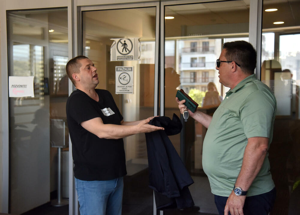 <p>“Vaša klijentkinja je pod lupom SDT-a, a ne mi…”, izjavio je savjetnik u kabinetu direktora Bulat Bulatović, dodajući da nigdje ne piše da Perović treba da se vrati na posao.</p>