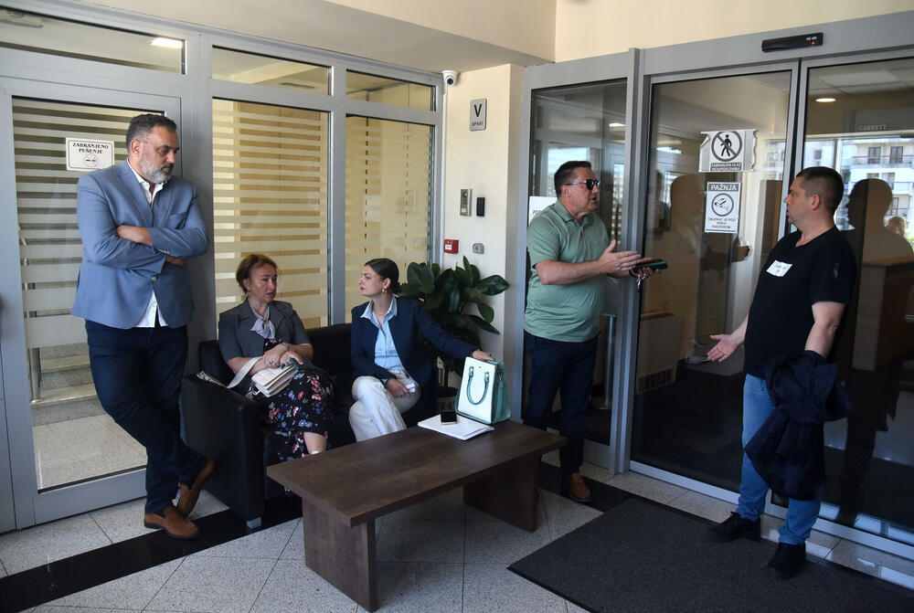 <p>“Vaša klijentkinja je pod lupom SDT-a, a ne mi…”, izjavio je savjetnik u kabinetu direktora Bulat Bulatović, dodajući da nigdje ne piše da Perović treba da se vrati na posao.</p>