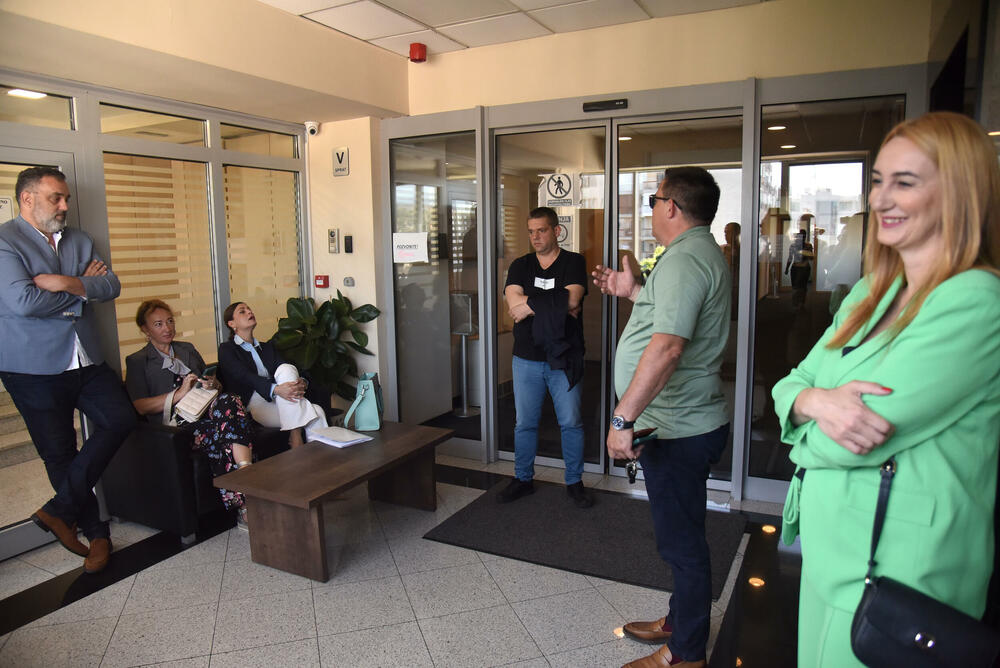 <p>“Vaša klijentkinja je pod lupom SDT-a, a ne mi…”, izjavio je savjetnik u kabinetu direktora Bulat Bulatović, dodajući da nigdje ne piše da Perović treba da se vrati na posao.</p>