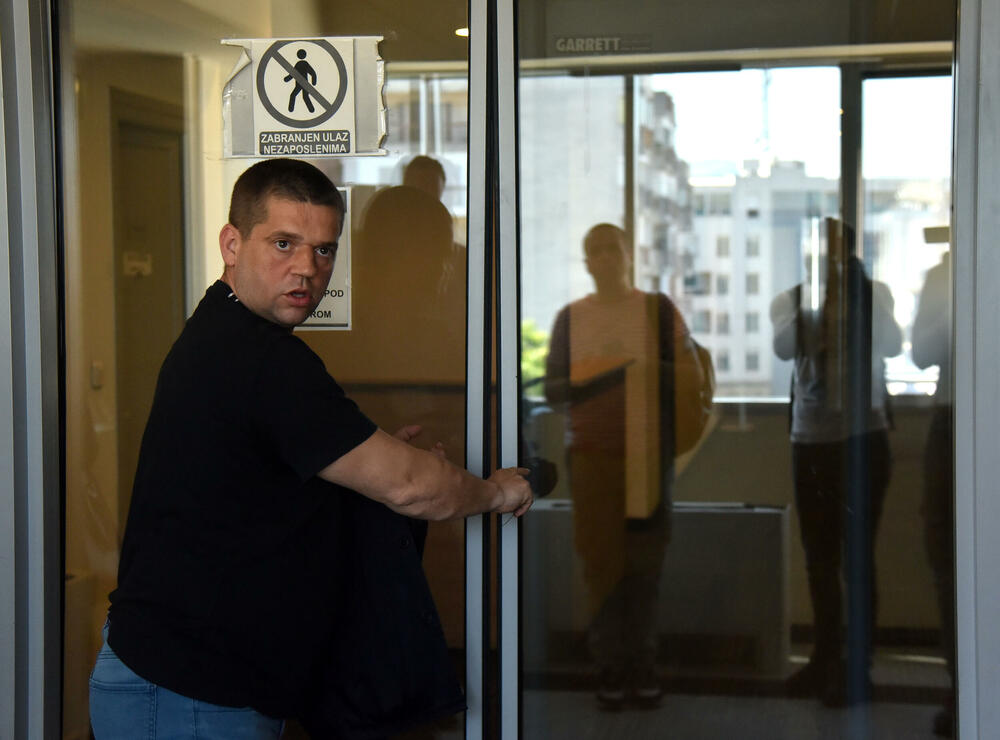 <p>“Vaša klijentkinja je pod lupom SDT-a, a ne mi…”, izjavio je savjetnik u kabinetu direktora Bulat Bulatović, dodajući da nigdje ne piše da Perović treba da se vrati na posao.</p>