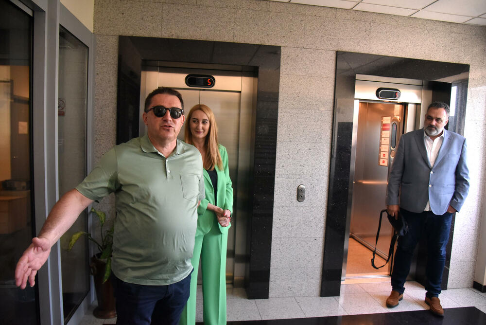 <p>“Vaša klijentkinja je pod lupom SDT-a, a ne mi…”, izjavio je savjetnik u kabinetu direktora Bulat Bulatović, dodajući da nigdje ne piše da Perović treba da se vrati na posao.</p>