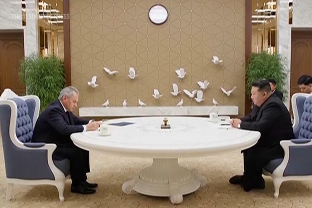 Detalj sa jednog od prethodnih sastanaka Šojgua i Džong Una, Foto: Screenshot/Youtube/Associated Press