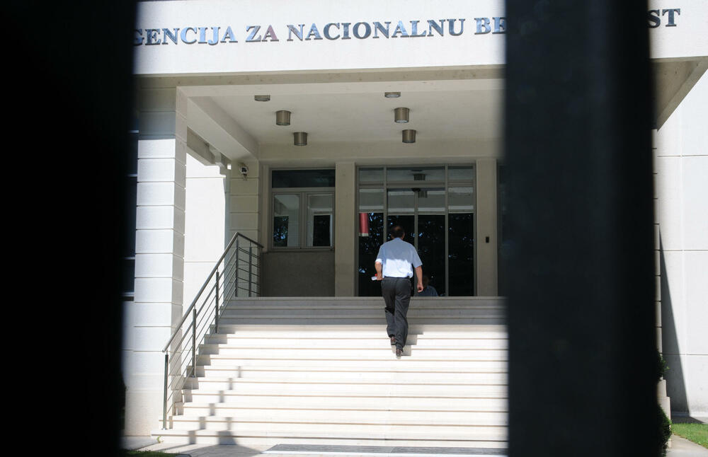 Jedne ne prate, drugima ćute: Građani pitali tajnu službu da li su...