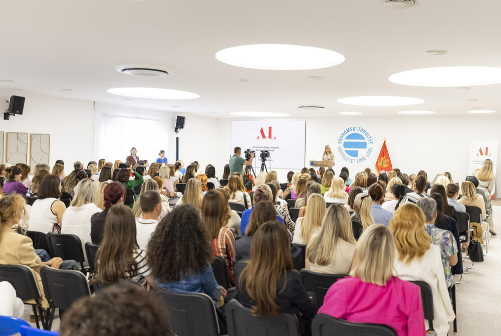 <p>Iz Asocijacije liderki Crne Gore (ALCG) je saopšteno da je u njihovoj organizaciji na Ekonomskom fakultetu u Podgorici održana edukativna radionica "Stil ostavlja utisak", posvećena poslovnom protokolu i stilu kao ključnim elementima savremenog liderstva</p>