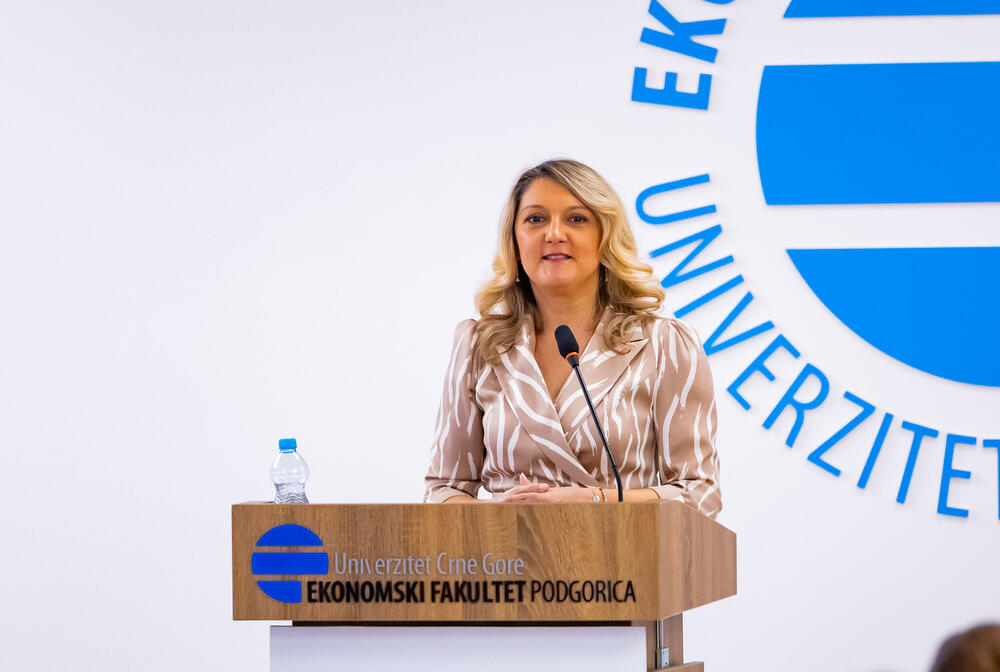 <p>Iz Asocijacije liderki Crne Gore (ALCG) je saopšteno da je u njihovoj organizaciji na Ekonomskom fakultetu u Podgorici održana edukativna radionica "Stil ostavlja utisak", posvećena poslovnom protokolu i stilu kao ključnim elementima savremenog liderstva</p>