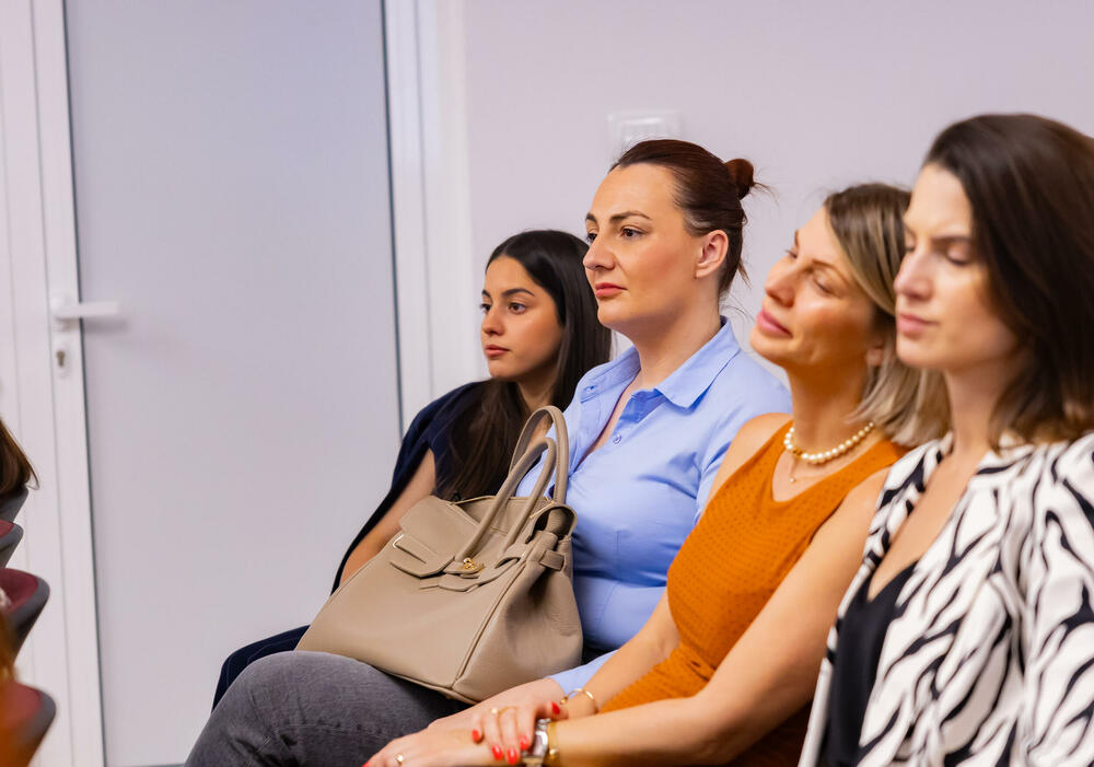 <p>Iz Asocijacije liderki Crne Gore (ALCG) je saopšteno da je u njihovoj organizaciji na Ekonomskom fakultetu u Podgorici održana edukativna radionica "Stil ostavlja utisak", posvećena poslovnom protokolu i stilu kao ključnim elementima savremenog liderstva</p>